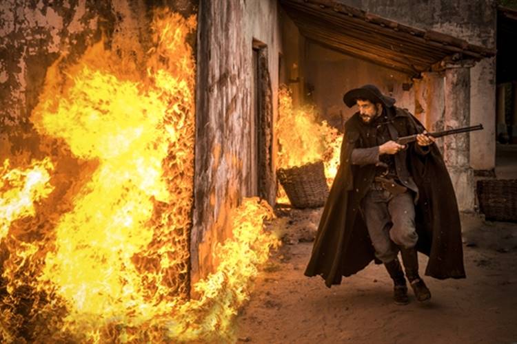 Clemente coloca fogo na fazenda do capitão Rosa