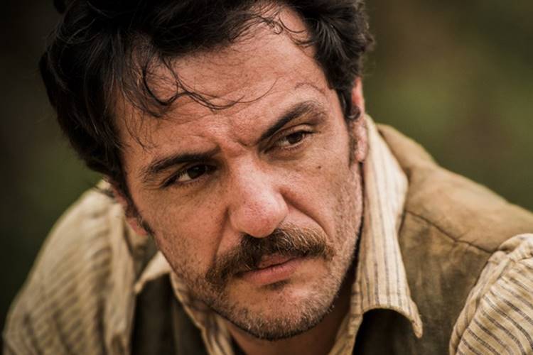 Ernesto resgata bebê