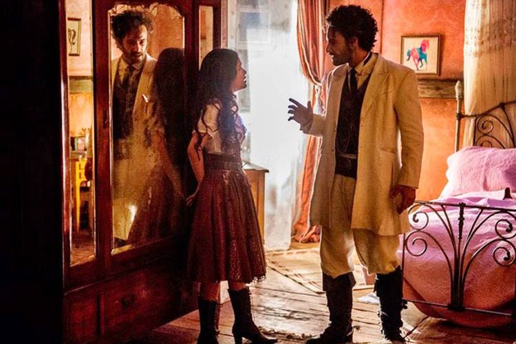 Tereza revela a Afrânio que ama Santo, e o coronel perde o controle