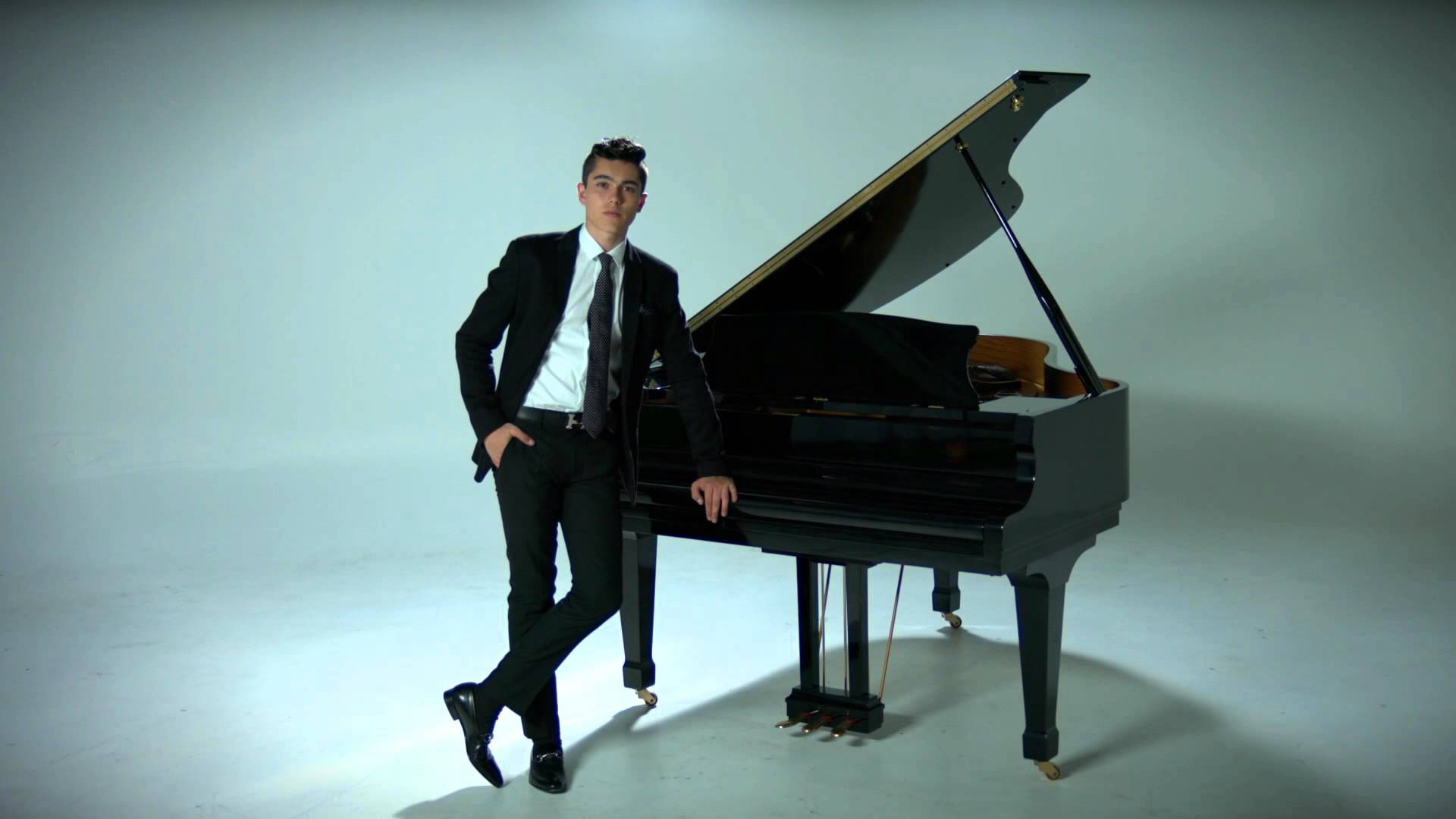 Filho da protagonista da novela ‘Rubi’ prepara carreira musical