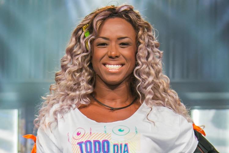 Ex-BBB Adélia irá fazer novas cirurgias plásticas