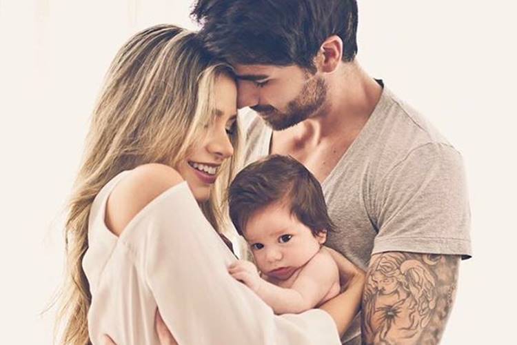 Rodrigão e Adriana mostram o rosto do filho pela primeira vez