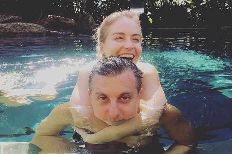 Luciano Huck e Angélica curtem piscina juntinhos