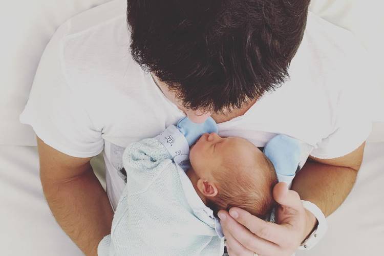 Cantor Belutti faz o filho recém-nascido dormir