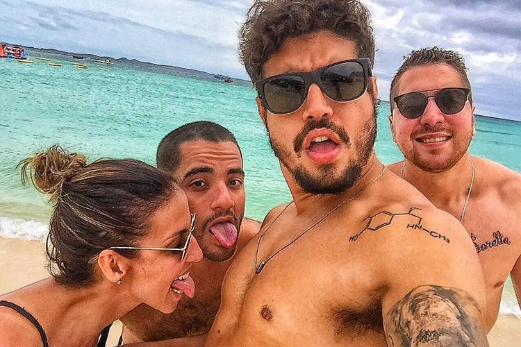 Caio Castro curte viagem luxuosa com os amigos
