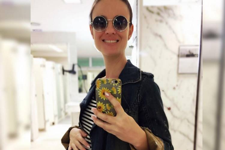 Grávida, Carolina Kasting posta foto do barrigão