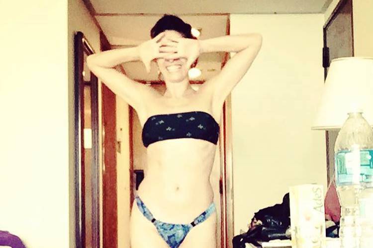 Claudia Ohana posa de biquíni e arranca elogios de seus seguidores