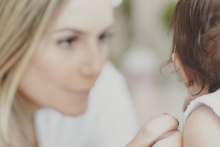 Deborah Secco posta foto com a filha, Maria Flor