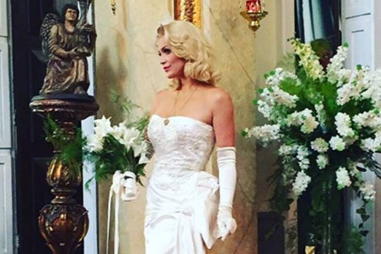 Flávia Alessandra posa vestida de noiva