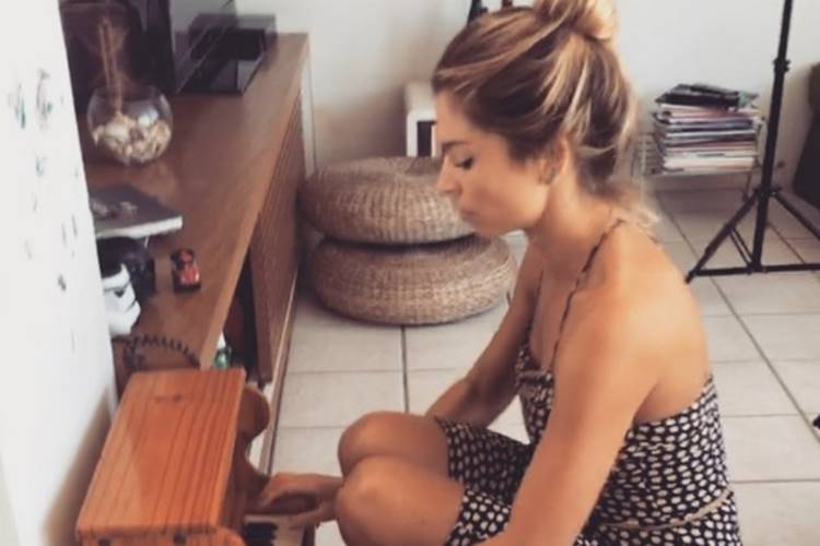 Grazi Massafera posta vídeo tocando piano infantil