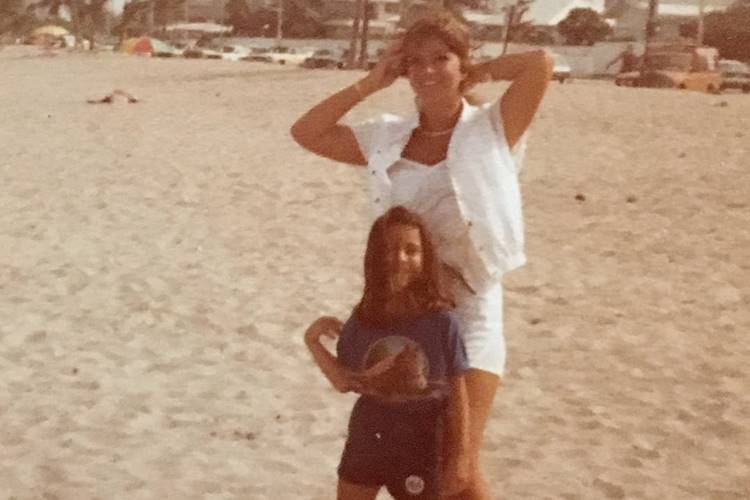 Patrícia Abravanel posta foto antiga com a mãe
