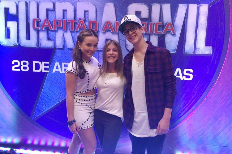 Larissa Manoela, João Guilherme e Giulia Nassa curtem pré-estreia de filme