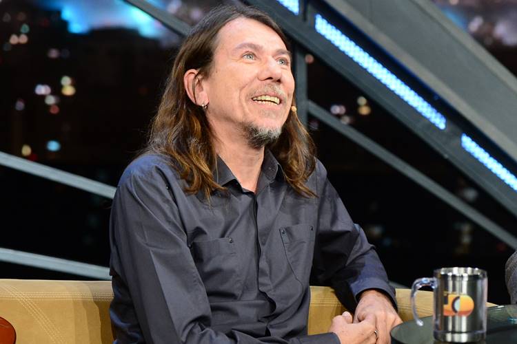 Cantor Lenine é internado no Rio