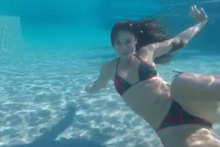Paolla Oliveira posta vídeo nadando de biquíni e recebe elogios