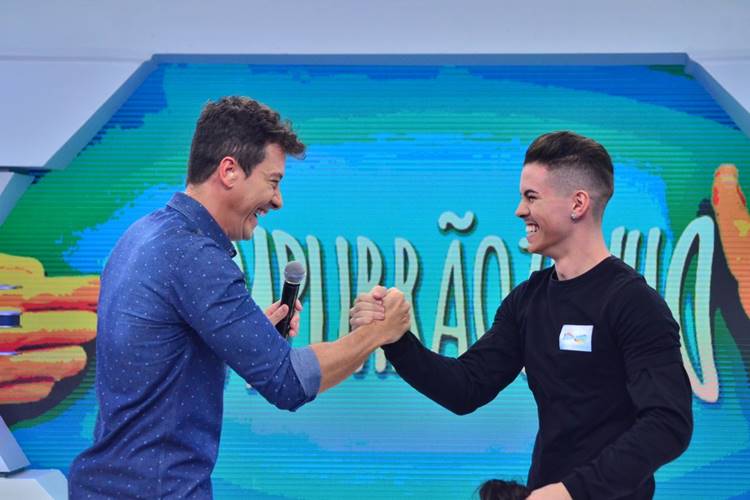 Disfarçado, Biel vira cúmplice de Rodrigo Faro e faz surpresa para fã