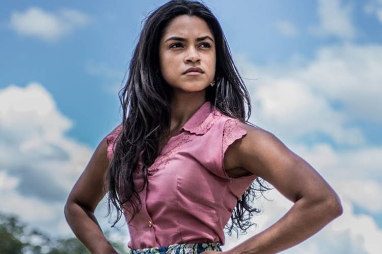 Luzia descobre que Tereza está de volta e se desespera