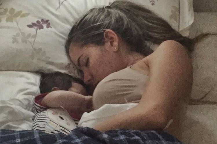 Rodrigão registra soneca de Andriana Sant’ Anna com o filho