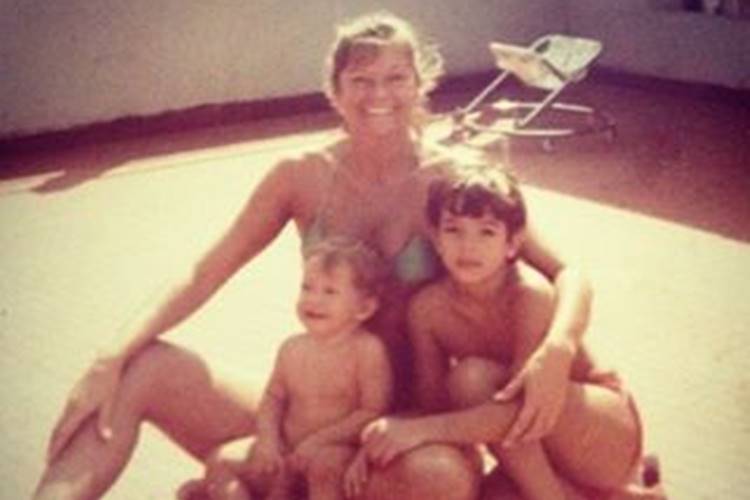 Bruno Mazzeo e Leandra Leal aparecem juntos em foto de infância