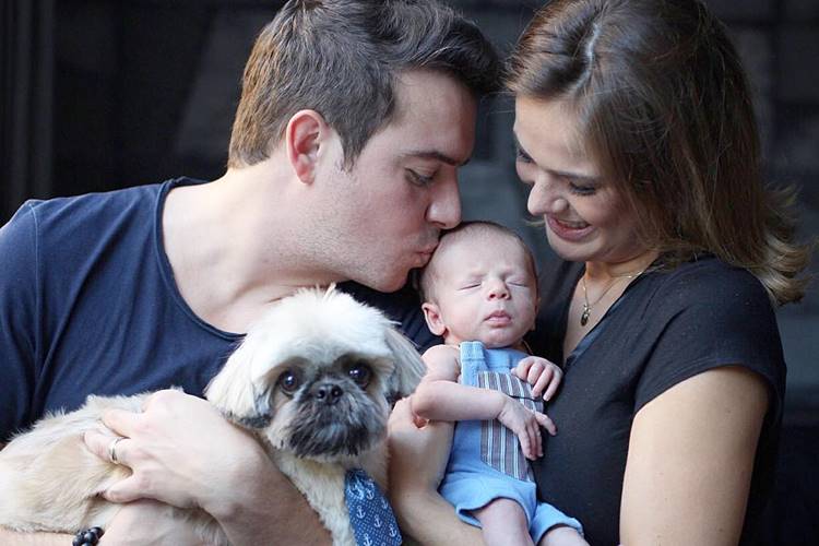 Belutti e Thais Pacholek posam com o filho