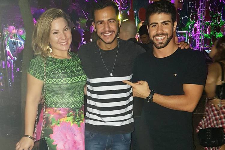 Ex-BBBs Maria Claudia e Matheus posam com Juliano Laham e fãs criticam