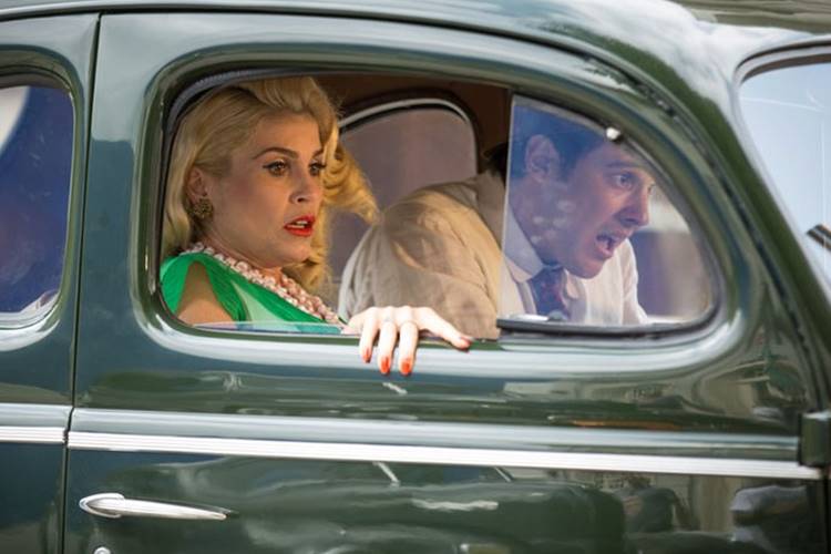 Candinho dirige carro novo e deixa Sandra apreensiva