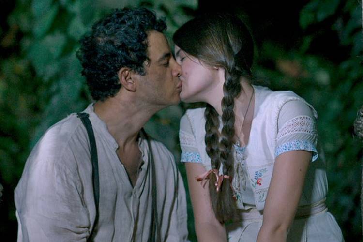 Mafalda e Zé dos Porcos se beijam