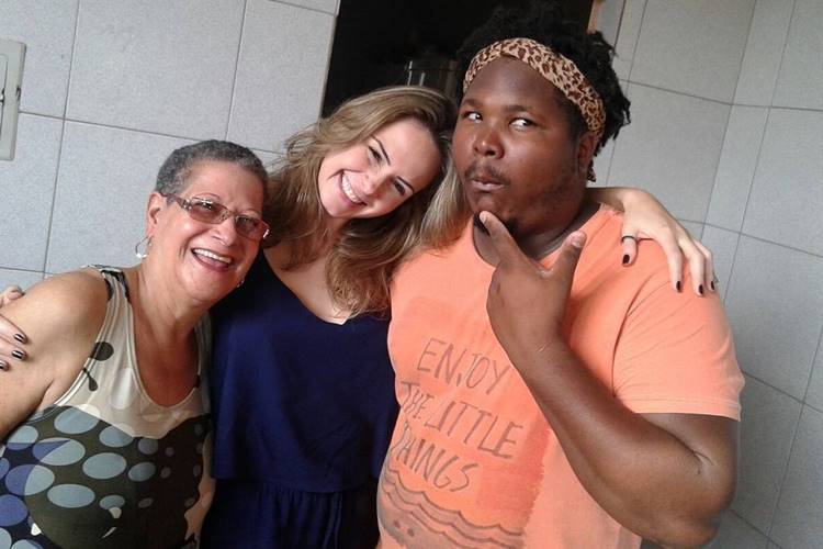 Ex-BBBs Ana Paula Renault e Ronan passam o Dia das Mães com Dona Geralda