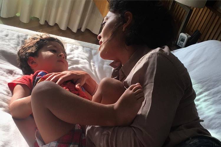 Juliana Paes paparica o filho durante o fim de semana