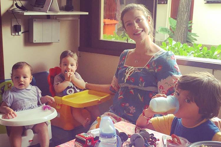 Luana Piovani passa domingão ao lado dos três filhos