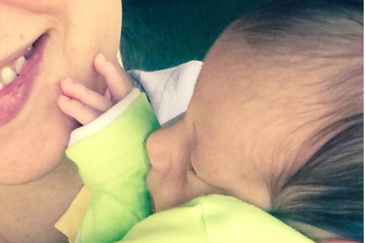 Paloma Duarte posa pela primeira vez com filho recém-nascido