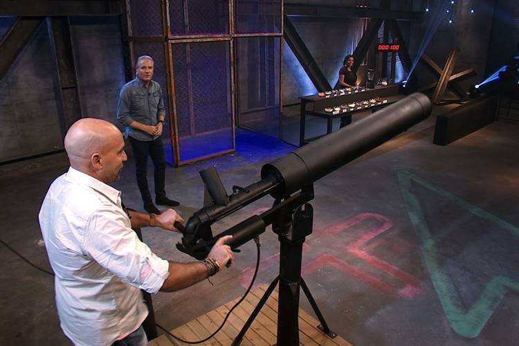 Em ‘Power Couple’, homens têm que provar que são bons de mira para evitar beber vitamina nojenta