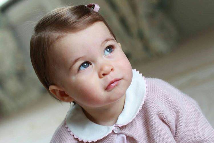 Príncipe William e Kate Middleton divulgam fotos da filha em comemoração ao aniversário de 1 ano