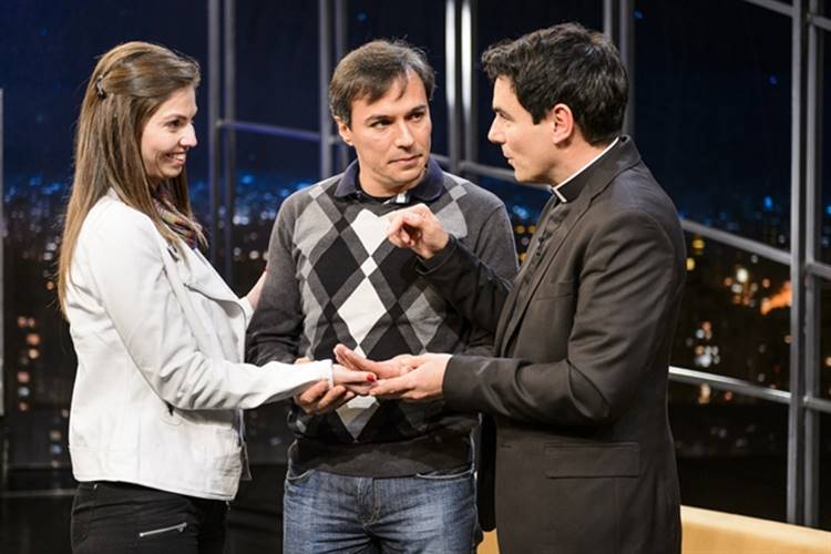 Rapaz da plateia pede a namorada em casamento no Programa do Jô