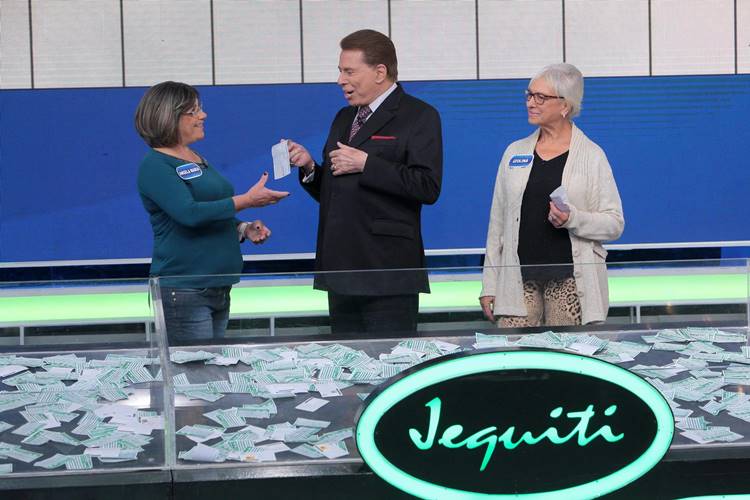 Silvio Santos entrega primeiro prêmio de um milhão de reais do ano