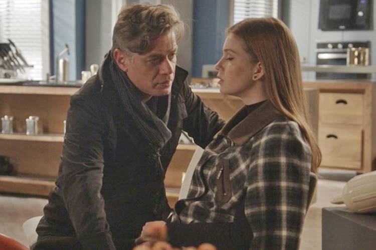 Totalmente Demais - Arthur tenta beijar Eliza TV Globo/Reprodução