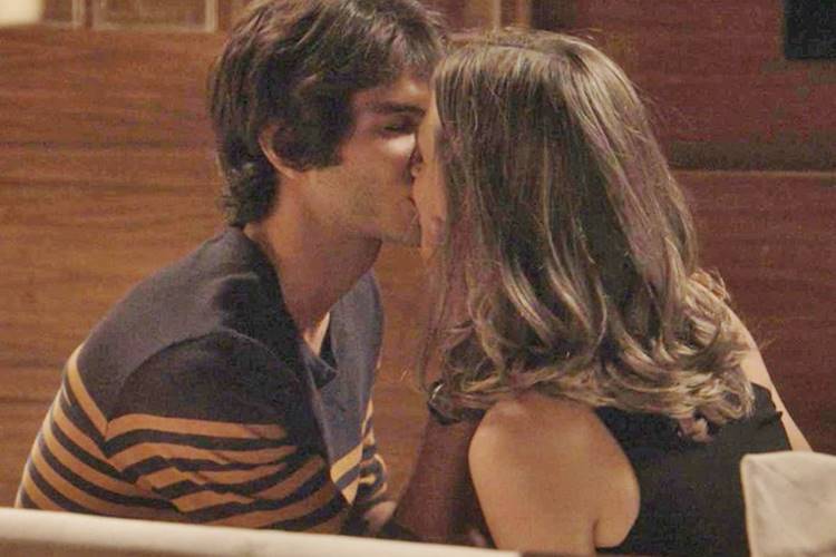 Totalmente Demais - Fabinho e Cassandra se beijam TV Globo/Reprodução