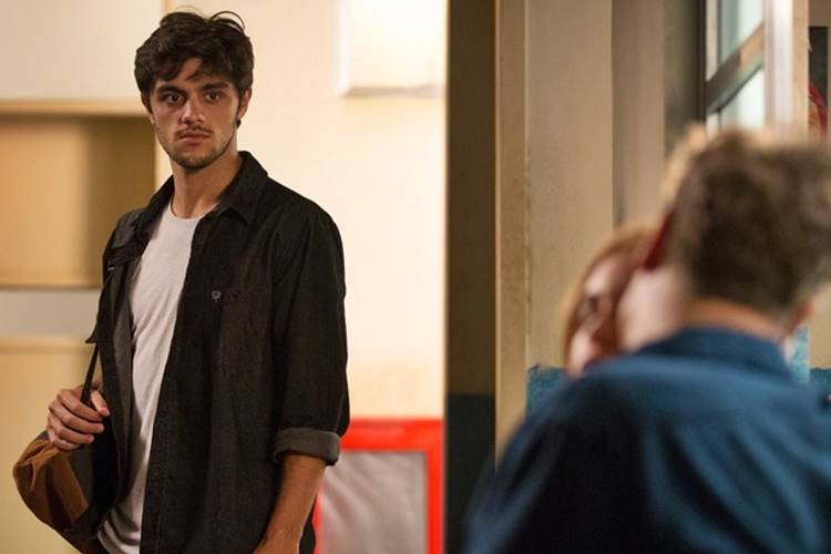 Totalmente Demais - Jonatas flagra clima entre Eliza e Arthur Fabiano Battaglin/Gshow/Reprodução