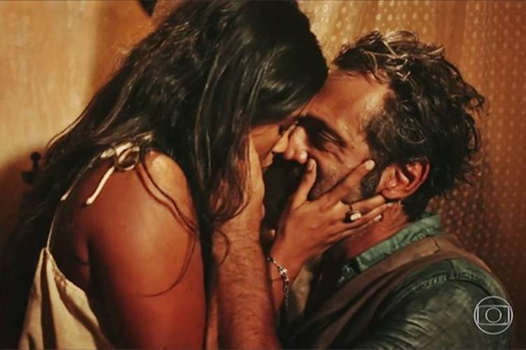 Luzia desperta o desejo de Santo