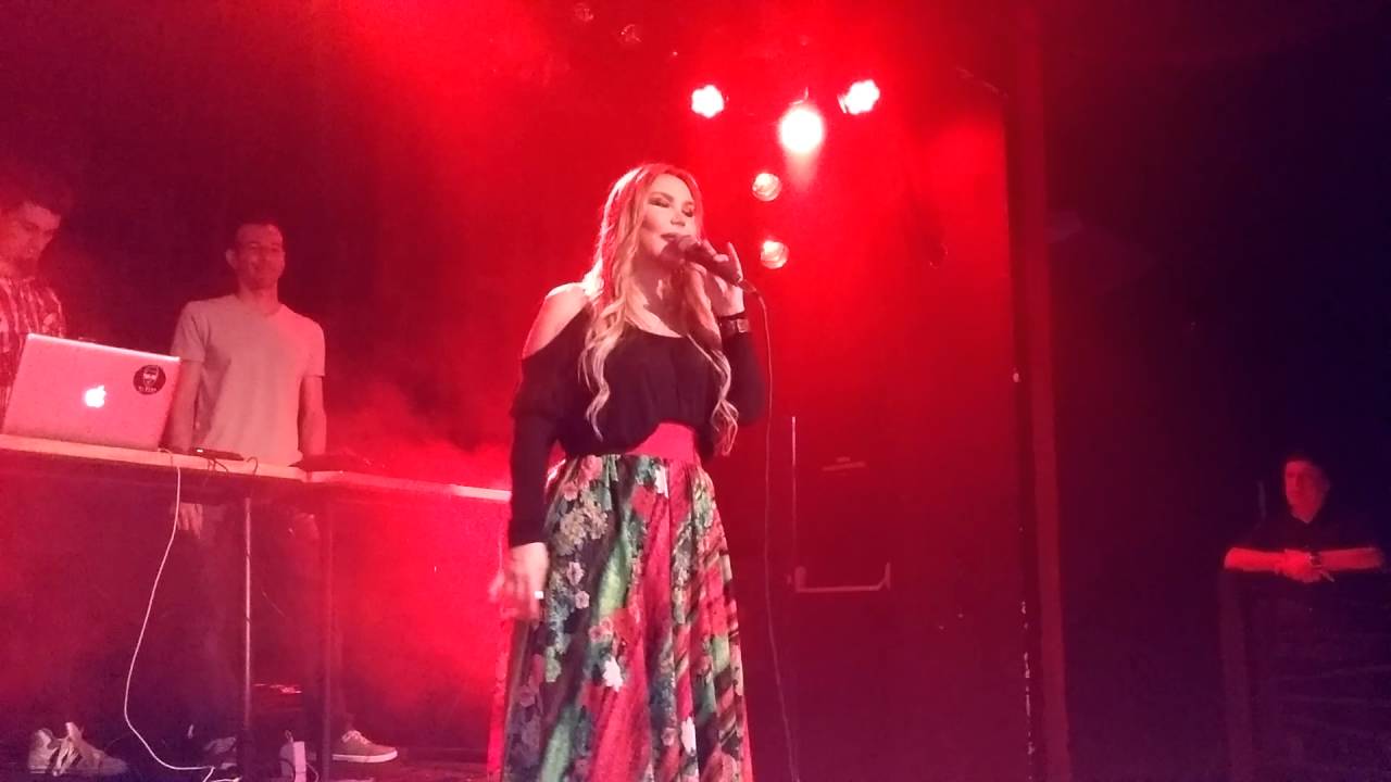 Cantora Rosanah leva choque durante show e cai no chão – Veja o vídeo!