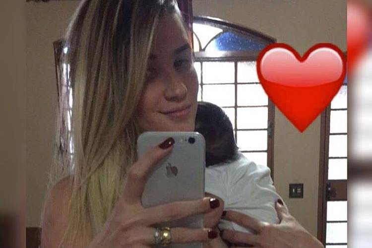 Aline Gotschalg exibe boa forma com o filho no colo