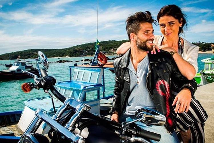 Bruno Gagliasso e Giovanna Antonelli posam juntos em dia de gravação