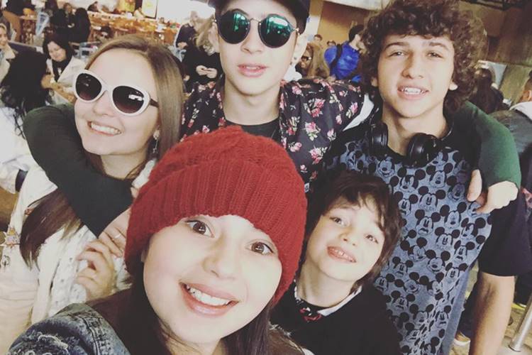 Integrantes da C1R, banda de Cúmplices de Um Resgate, embarcam para Goiânia