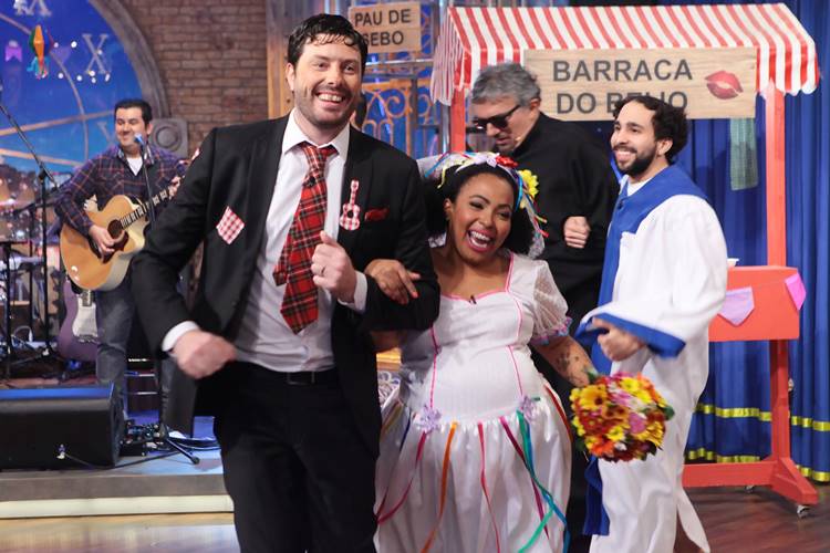 Danilo Gentili se casa em arraiá do The Noite