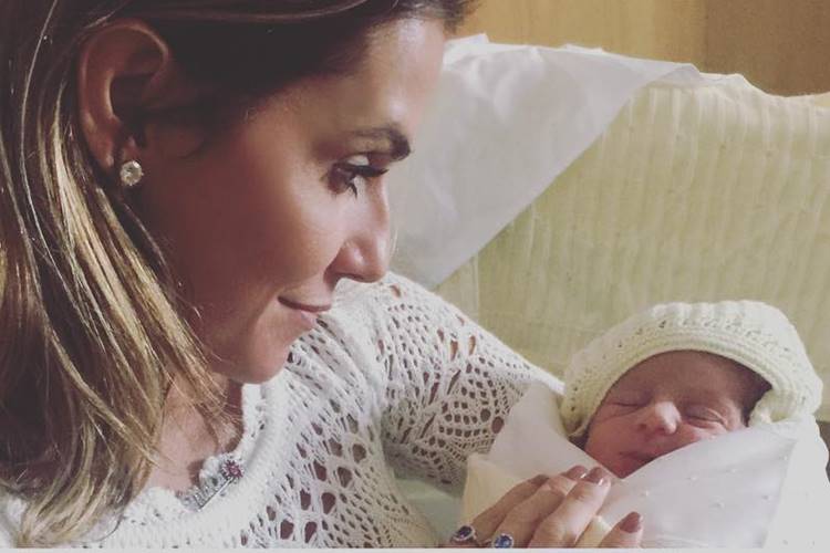 Deborah Secco comemora o nascimento dos sobrinhos gêmeos