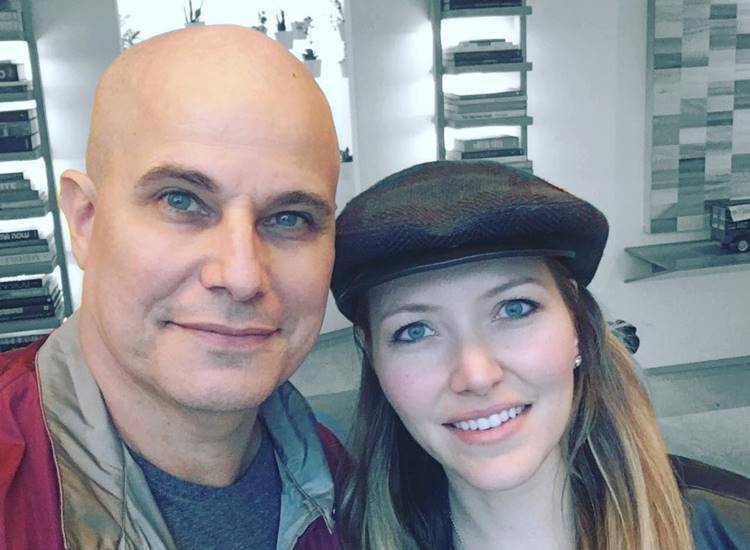 Namorada de Edson Celulari, Karin Roepke posta foto ao lado do amado