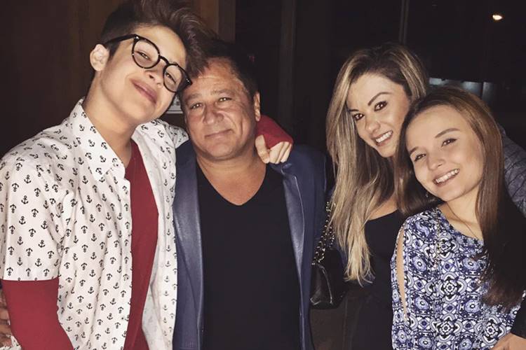 Larissa Manoela posta foto com o sogro, Leonardo