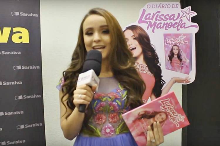 Larissa Manoela recebe o Área Vip no lançamento do seu livro em São Paulo