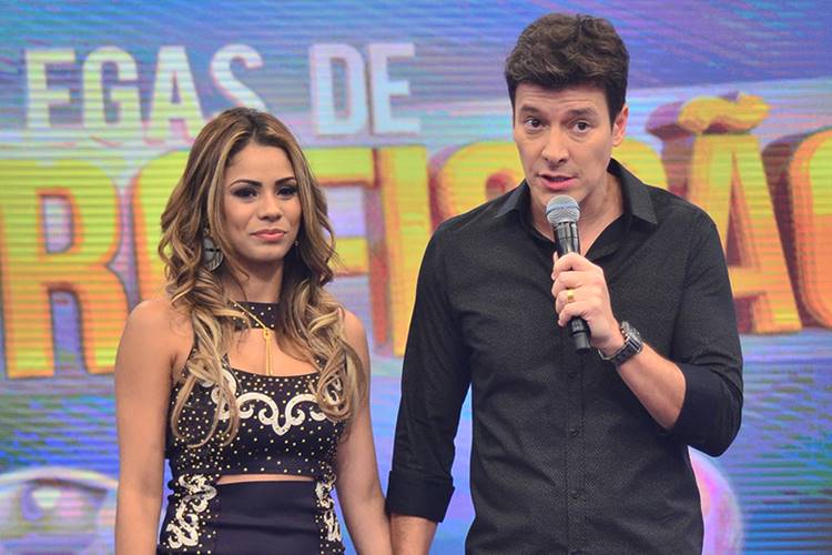 Lexa faz acrobacia em quadro na ‘Hora do Faro’