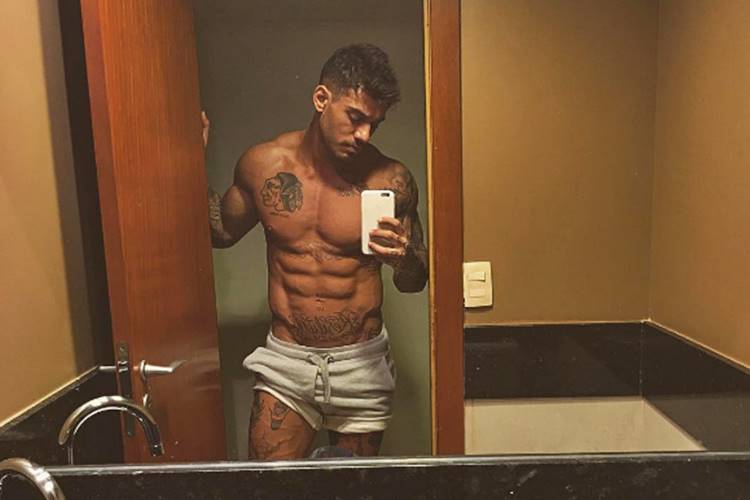 Lucas Lucco aparece sem camisa e fãs vão a loucura