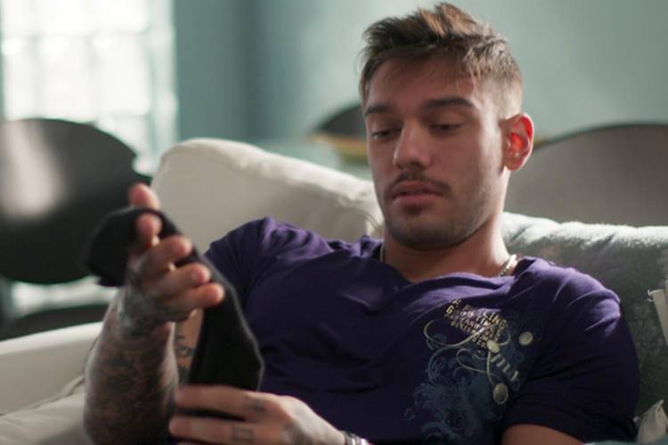 Uodson encontra meia masculina e desconfia da mulher